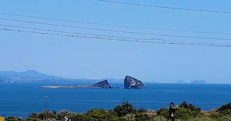 송악산 둘레길에서 오른편으로 보이는 형제바위의 모습