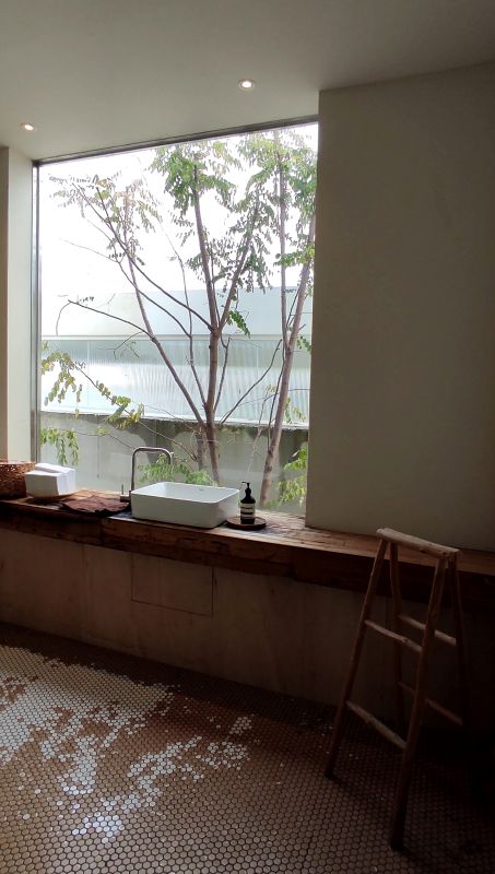 큰창과 고재로 만든 세면대