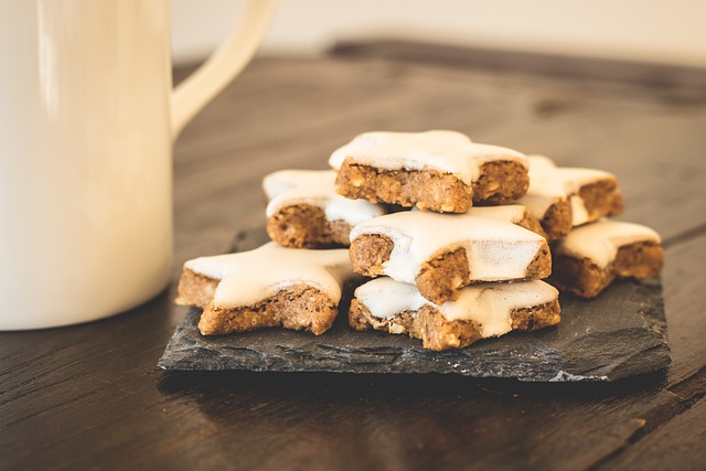 https://cdn.pixabay.com/photo/2016/12/06/15/26/cookies-1886760_640.jpg