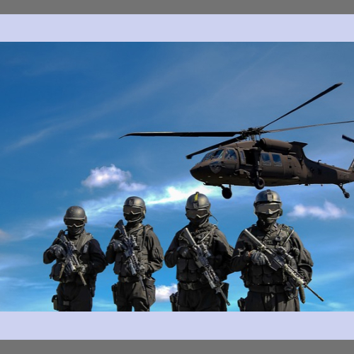 날아다니는 헬기와 무장한 군인 4명