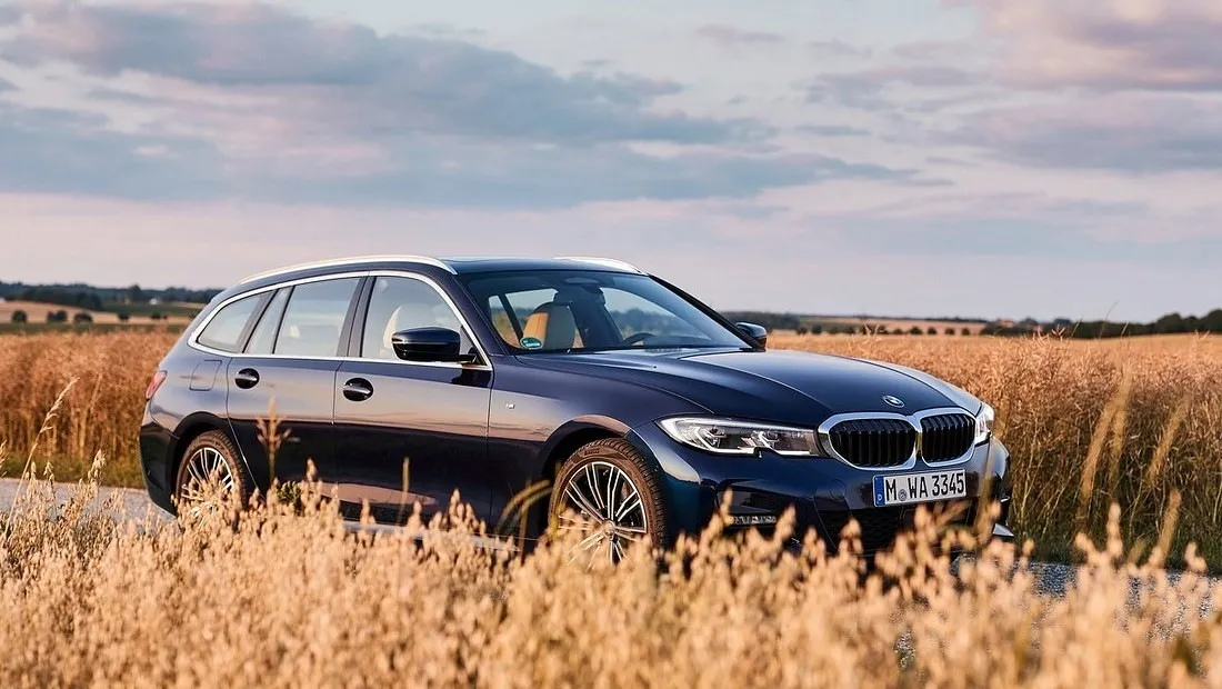 BMW 320i 3시리즈 투어링 가격 실구매가 모의견적 제원 옵션 카탈로그 외관 디자인 내부 색상 디자인 인테리어 편의사양 안전사양 총정리