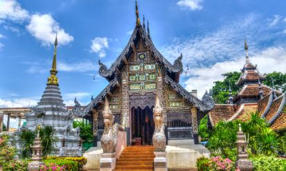 태국에서는 왕실 초상화에 발을 올리면 감옥행 – 태국의 군주 모독죄와 문화적 금기