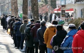 로또-명당에-줄서서-기다리는-사람들