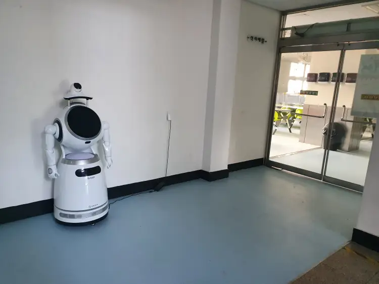 식당앞 인공지능 로봇