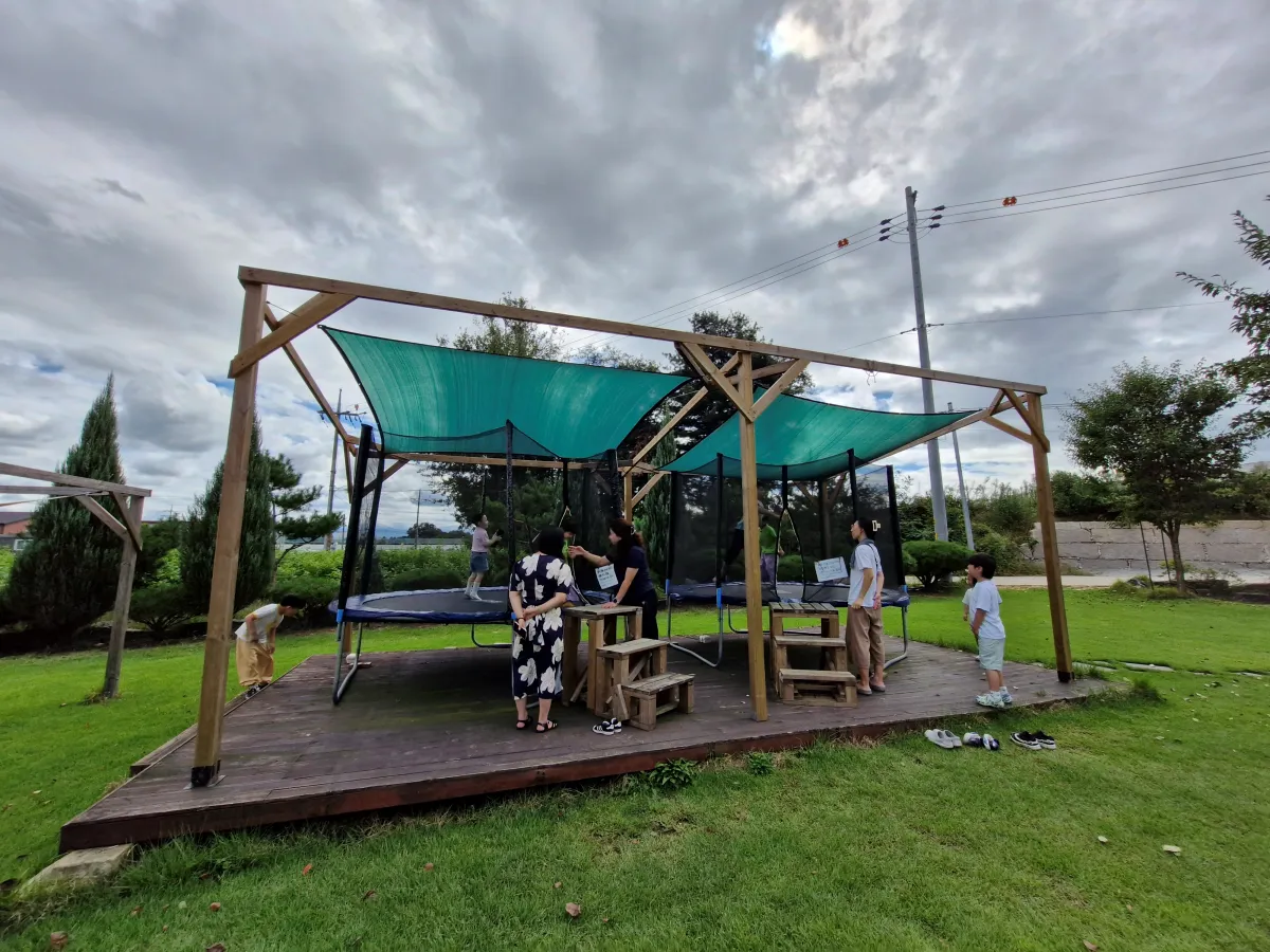 아이들을-위한-방방이가-2개-설치되어-있다