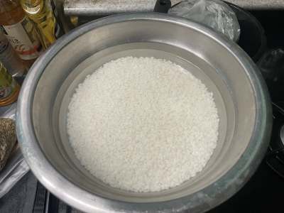 쌀을-씻고-물에-불리는-모습