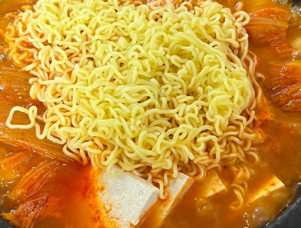 라면사리를 올린 생방송투데이 서울 최고의 김치찜