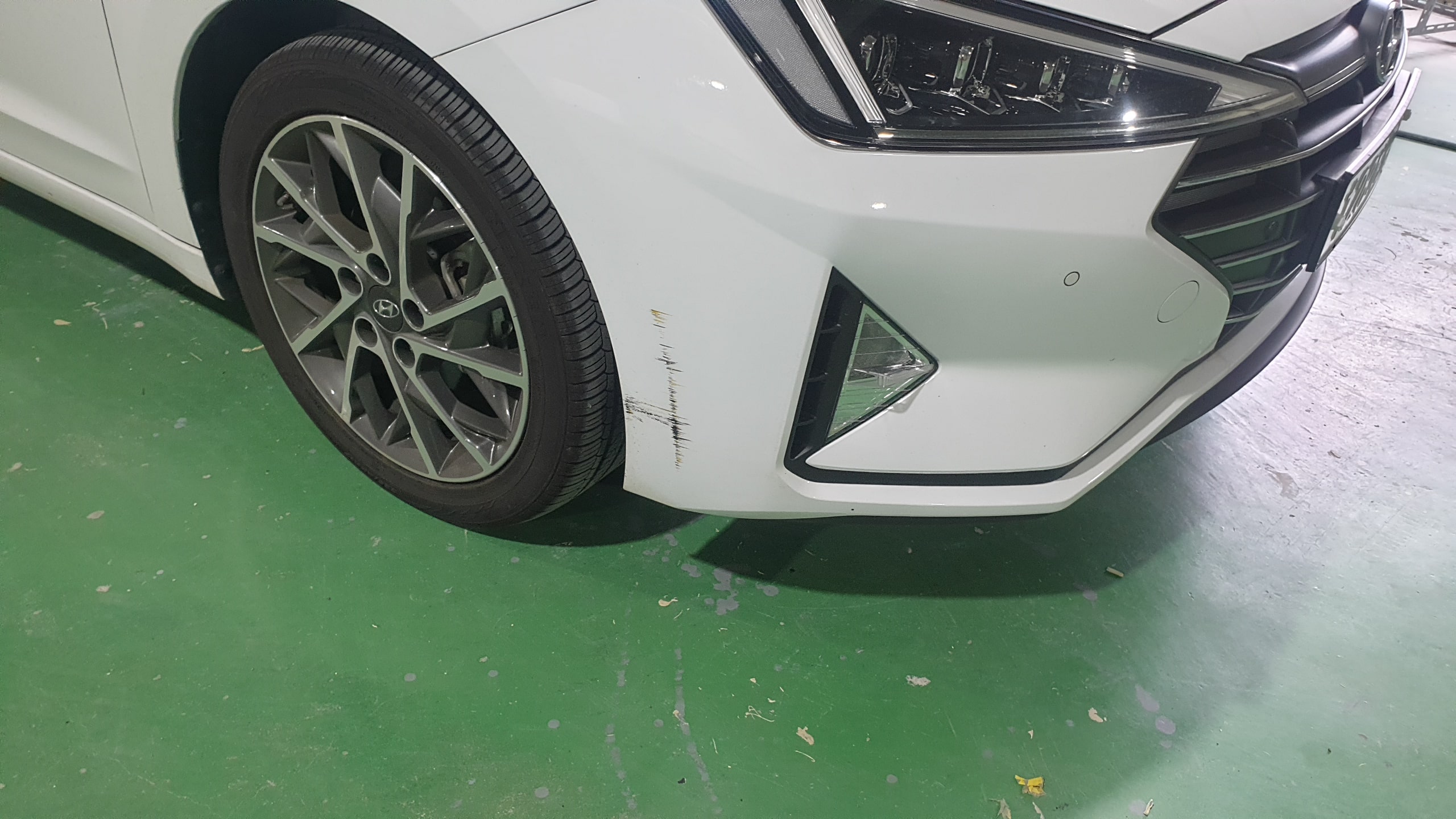 조수석 앞 범퍼 사고부위 범퍼도색 - 조수석 앞 범퍼 사고부위