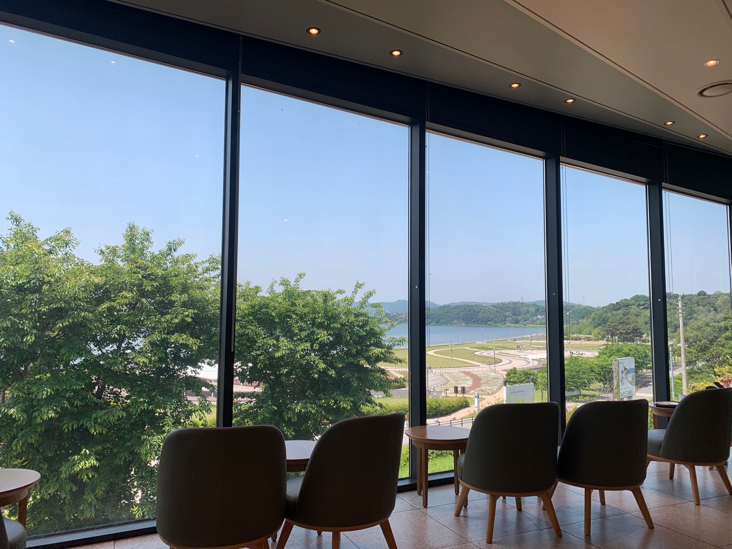 스타벅스 남양주삼패점 2층에서 바라본 한강뷰