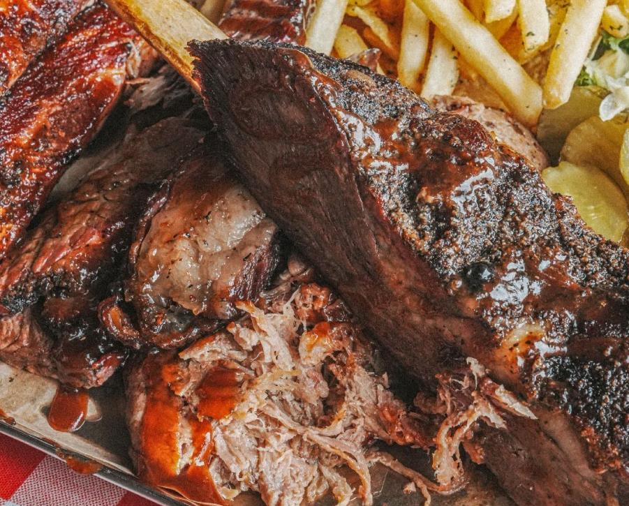 생생정보마당 대박의 기술 텍사스바베큐를 한입 베어문 모습