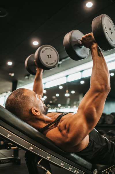 덤벨을 들고서 운동을 하는 사진