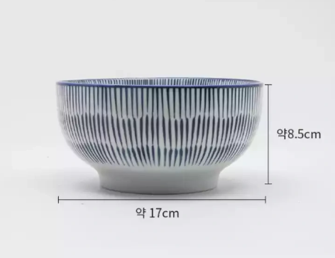 다이소에서 판매 중인 약 17cm 크기의 스트라이프 패턴 깊은 포세린 그릇 제품 이미지, 크기 정보 포함