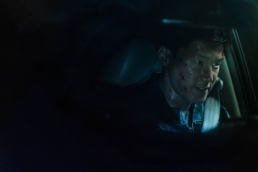 범인을 확보하기 위해 동수를 차로 치는 태석