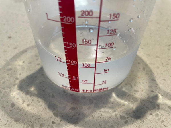 비빔국수 소면 끓어 넘치지 않도록 찬물 100mL 부어 냉수 쇼크