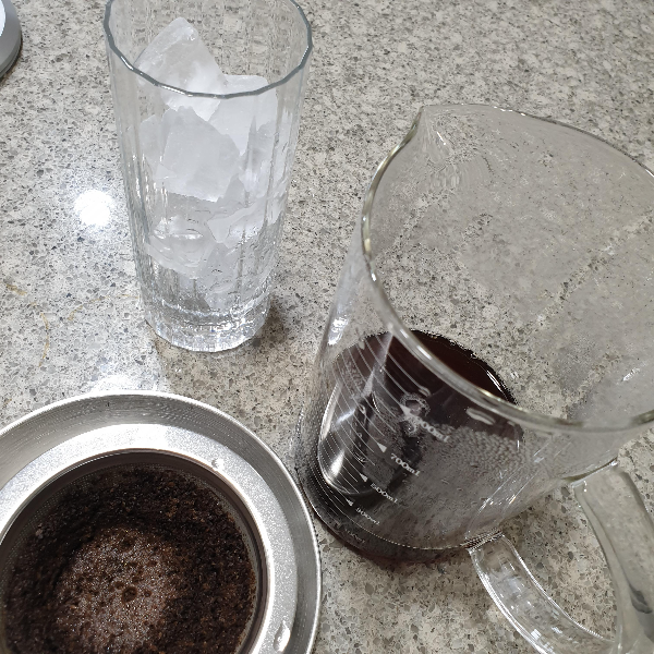 스테인리스 메쉬 드리퍼를 이용한 아이스커피 레시피_얼음컵과 추출된 커피