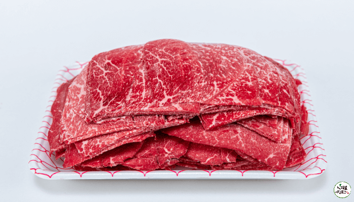 스티로폼접시-위에-선홍빛소고기가 올려져 있다