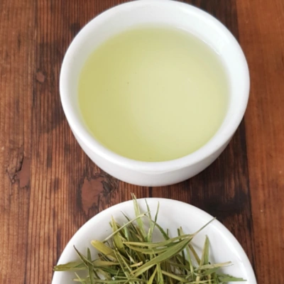 말린 대나무잎과 나무잎차