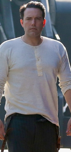 흰색 티를 입고 걸어오는 벤 애플렉