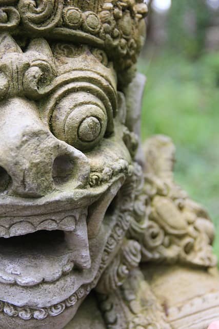 발리 힌두 사원의 입구 조각과 지역 신화 반영 방식