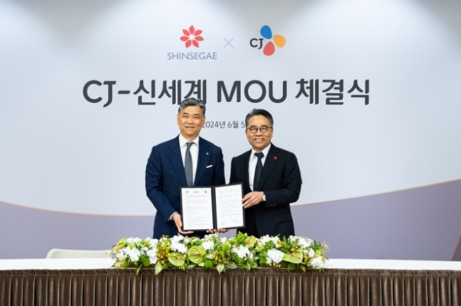 신세계그룹과 CJ그룹의 MOU 체결 후 기념사진을 찍고 있는 김홍기(왼쪽) CJ주식회사 대표와 임영록(오른쪽) 신세계그룹 경영전략실장.