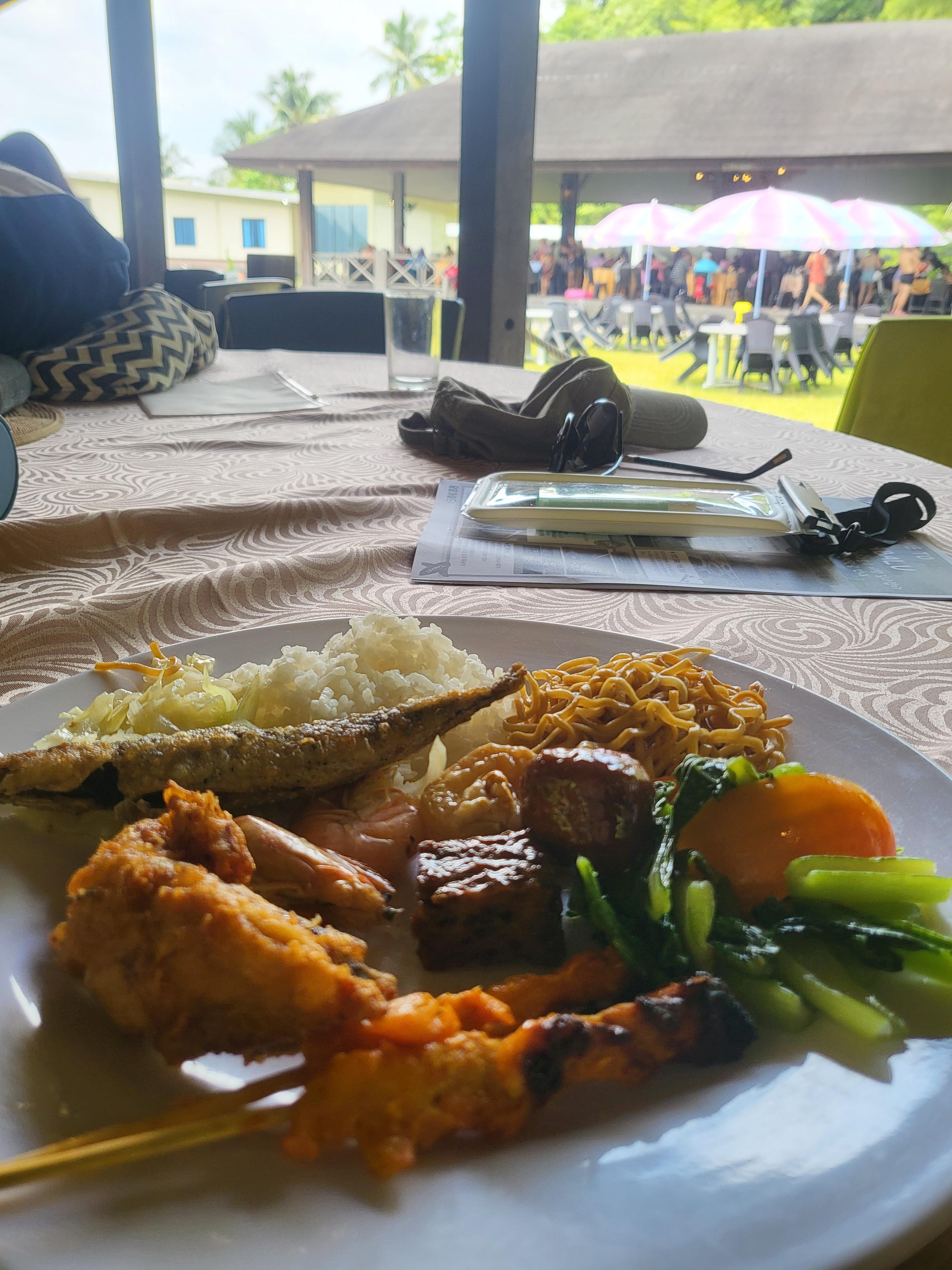 코타키나발루 섬투어 현지식 점심, 밥과 볶음면 닭꼬치 해산물 구성