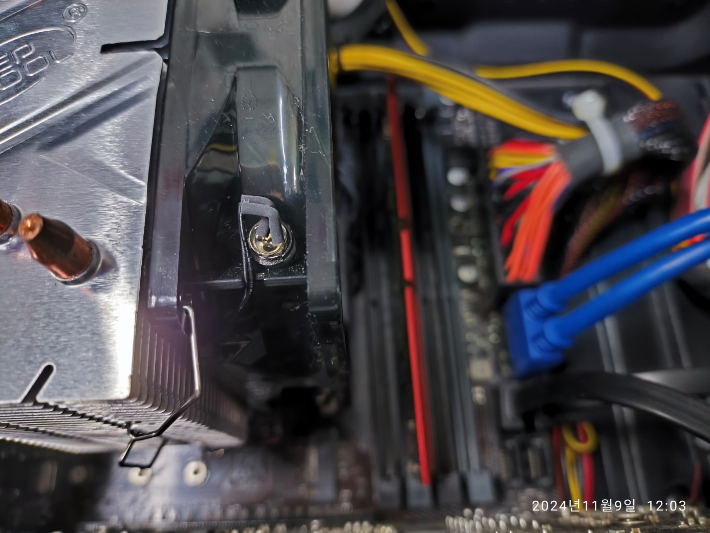 전원 버튼에 반응 없고 메모리 방열판 위의 RED LED만 깜빡거림