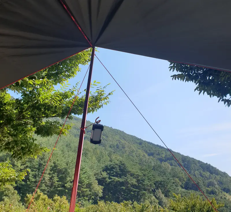 캠핑장-타프-아래에서-바라본-산-풍경