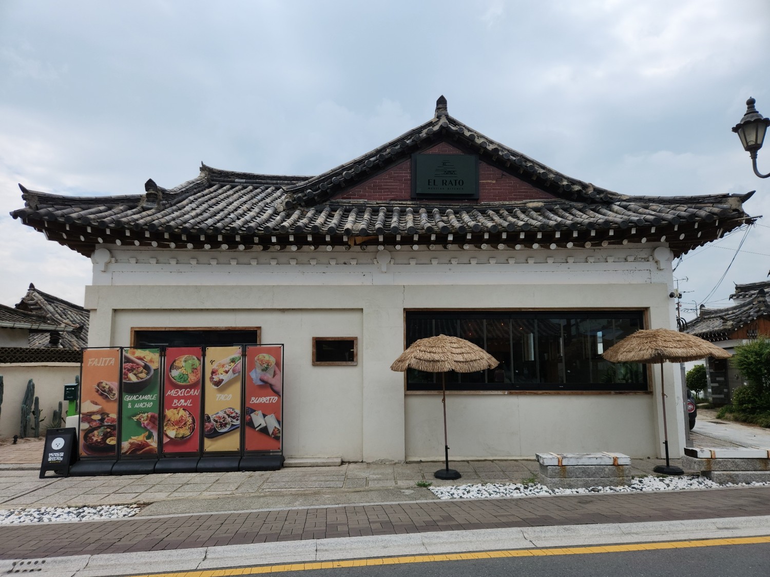 한옥 양식의 멕시코 음식 식당 전경