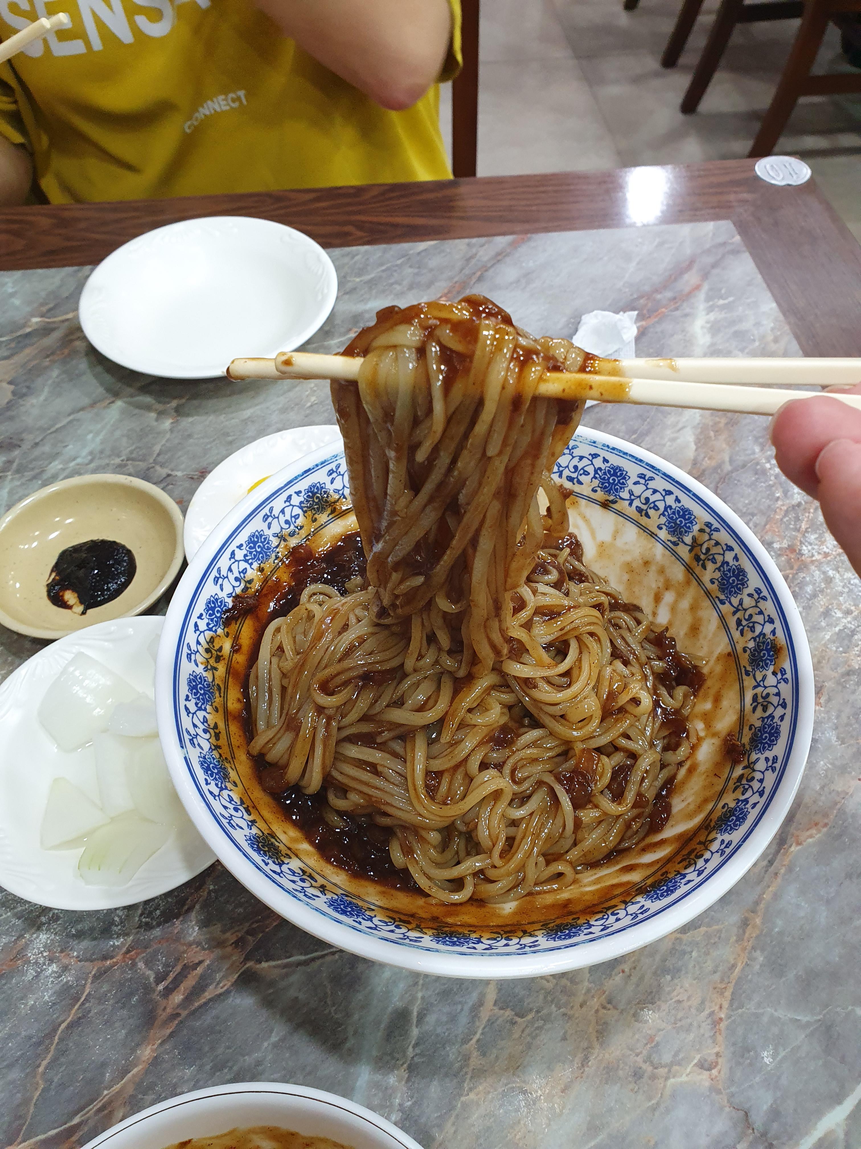 희락반점 유니짜장 쌀짝은 매콤한 춘장이지만, 충분히 매력적이고 맛이 좋습니다. 하지만, 맵찔이한테는 넘나 매움!!