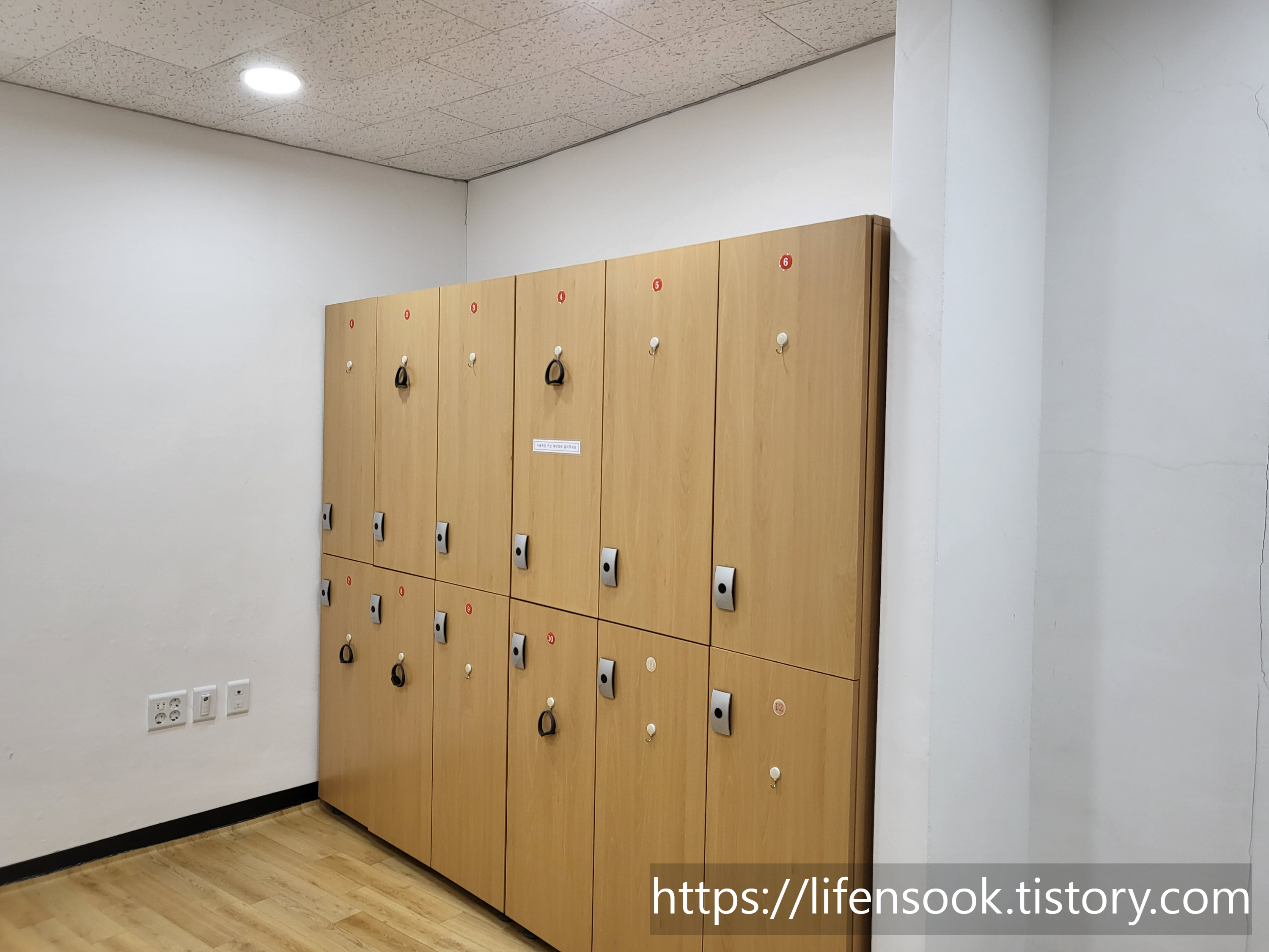 금강송 에코리움 스파 옷장