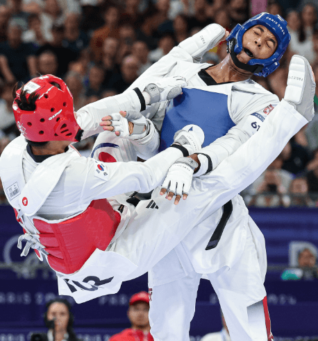 서건우 태권도 파리올림픽 16강전 경기 모습