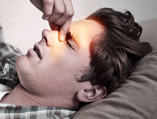 알레르기 비염으로 인한 고통을 느끼는 남성