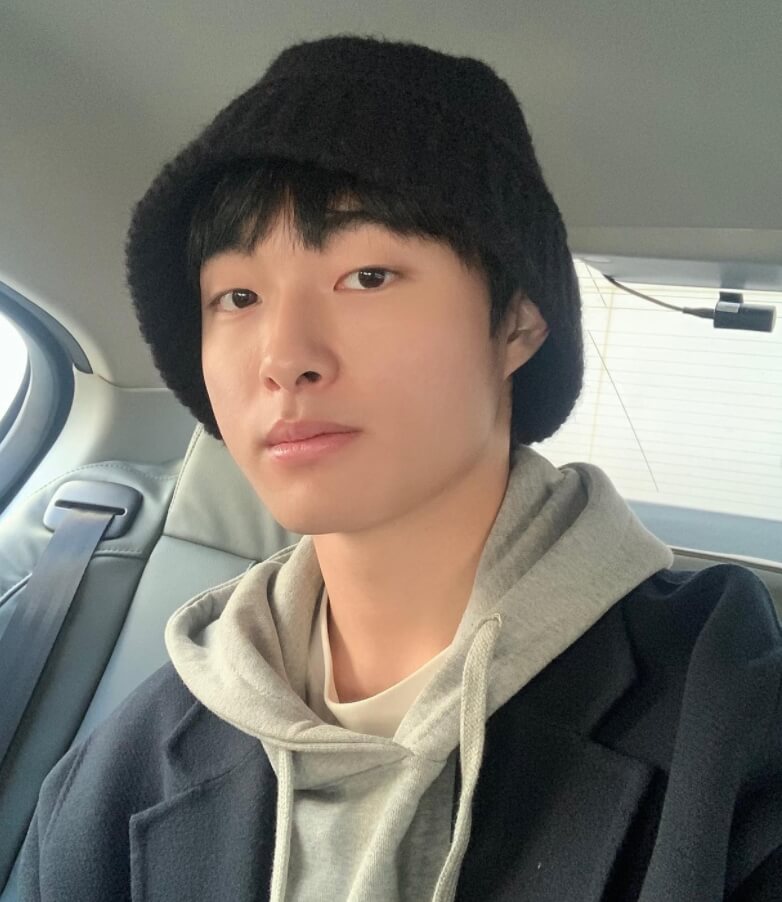 모자를쓰고있는-남성의모습