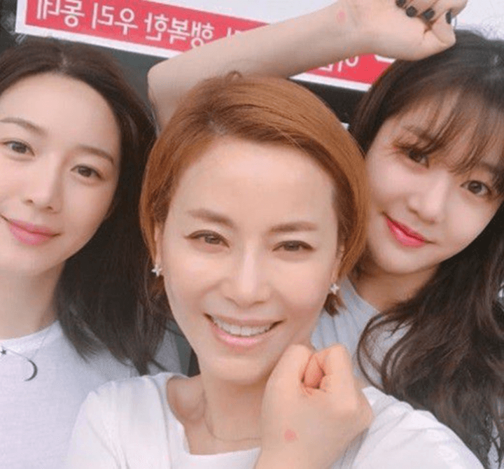 견미리와-딸들(이유비,이다인)이-투표소에서-투표를-하고-나와-인증샷을-찍은-모습