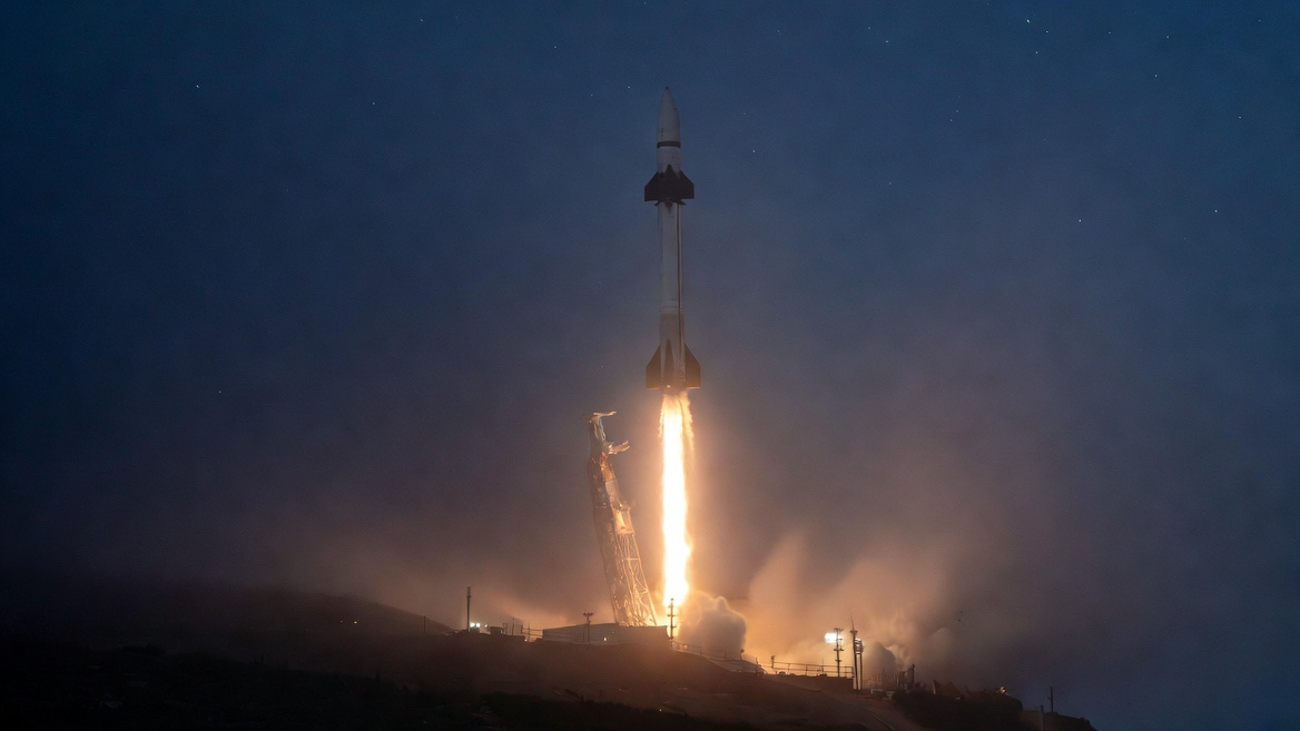 야간에 발사되는 탄도미사일의 강렬한 화염과 궤적 이미지