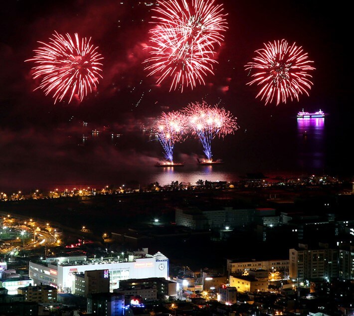 진해군항제, 페스티벌 및 주차안내를 정리했습니다. 축제가 생각보다 매우 큰 행사이고 프로그램도 아주 많아요~ 지금 벚꽃이 필 무렵 진해군항제 행사를 하니 더욱 빛을 바랍니다. 주차장과 대중교통 셔틀버스까지 정리했으니 참고하시기 바랍니다.