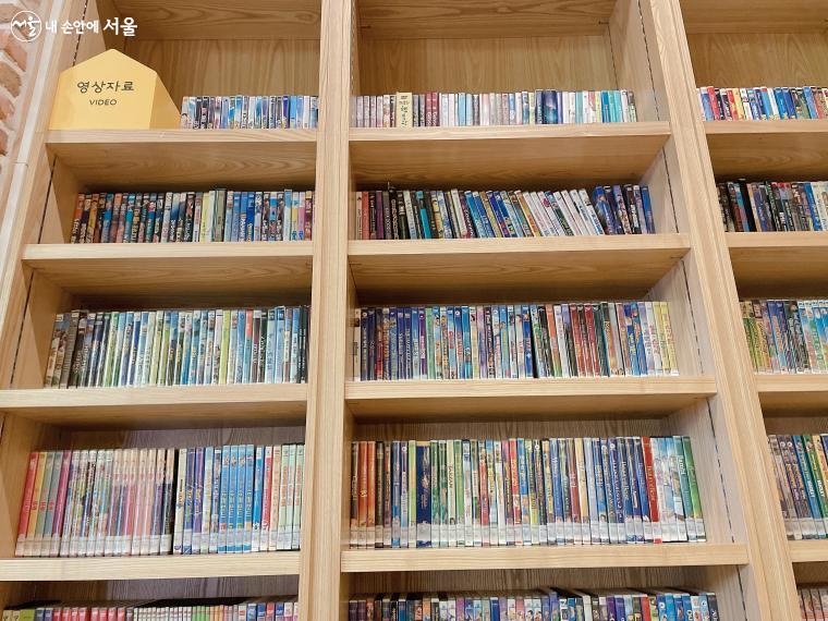 영상자료 서가에 진열되어 있는 DVD 자료