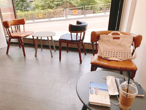 카페에서 펼쳐진 책