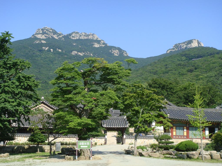 두륜산의 산봉우리 아래에 자리한 대흥사의 절간들