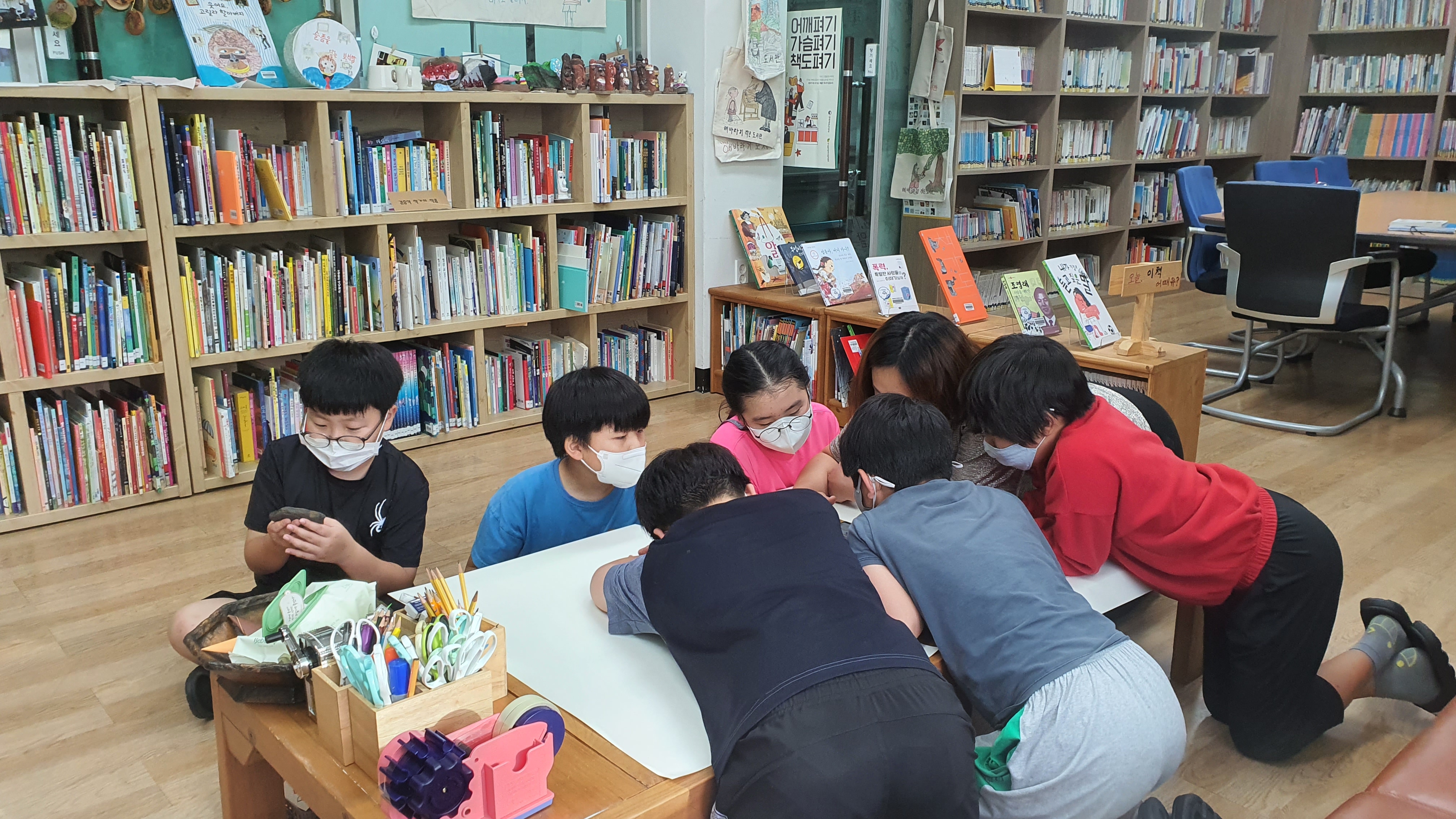 시골 작은도서관에서 함께 활동하는 아이들