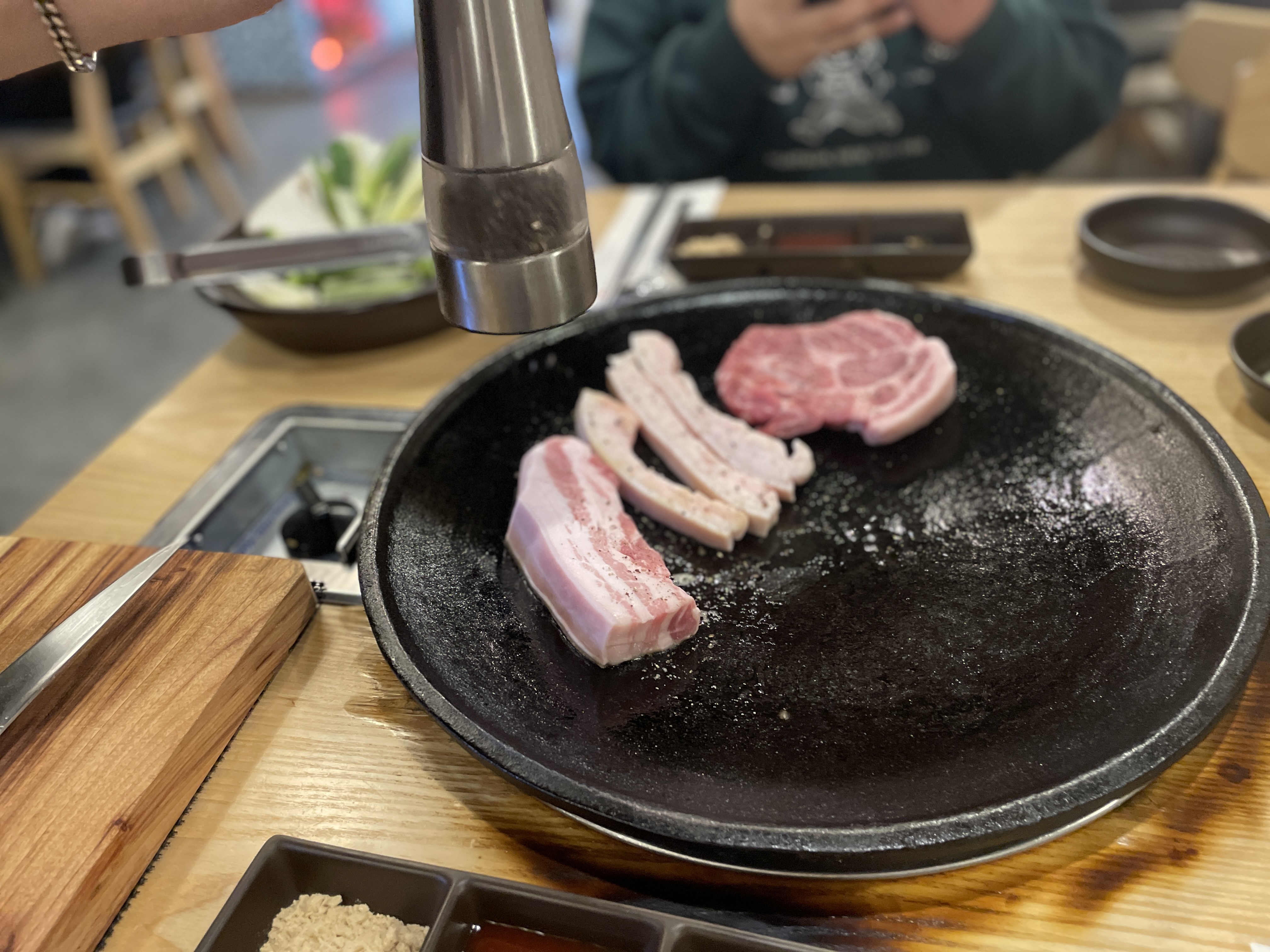 성수옥아궁지 고기 구워주시는 사진