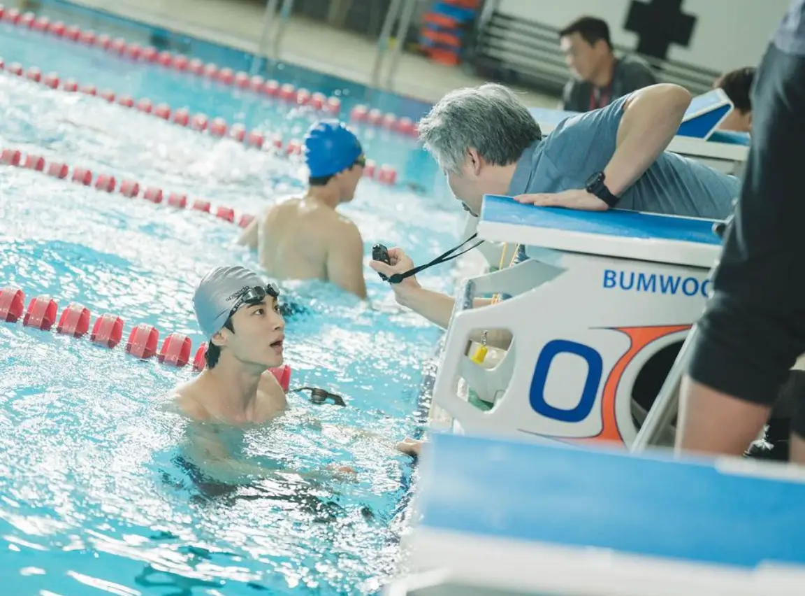 실내 수영장 물속 변우석이 코치와 함께 얘기하는 모습