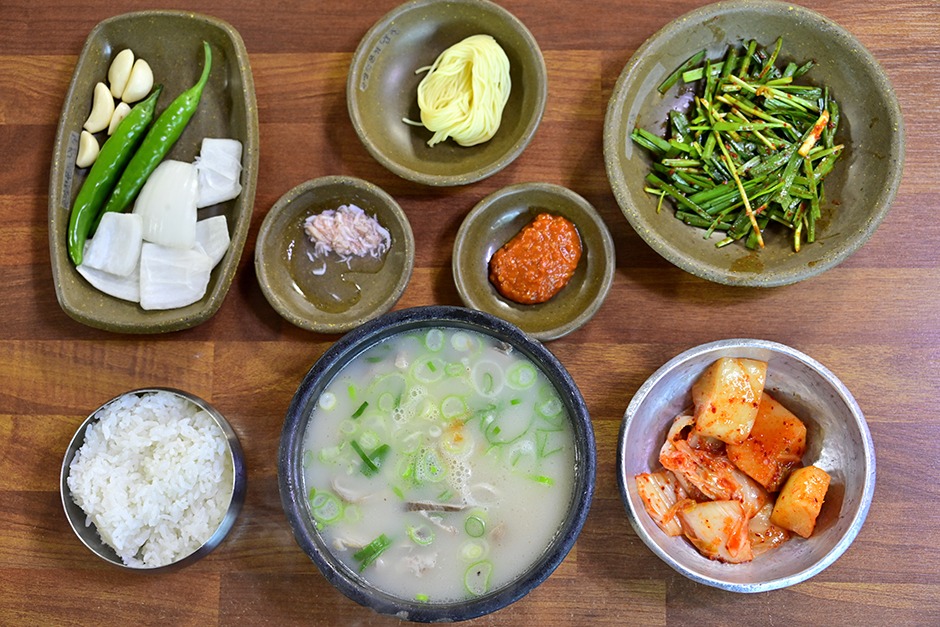 영진돼지국밥 국밥 상차림