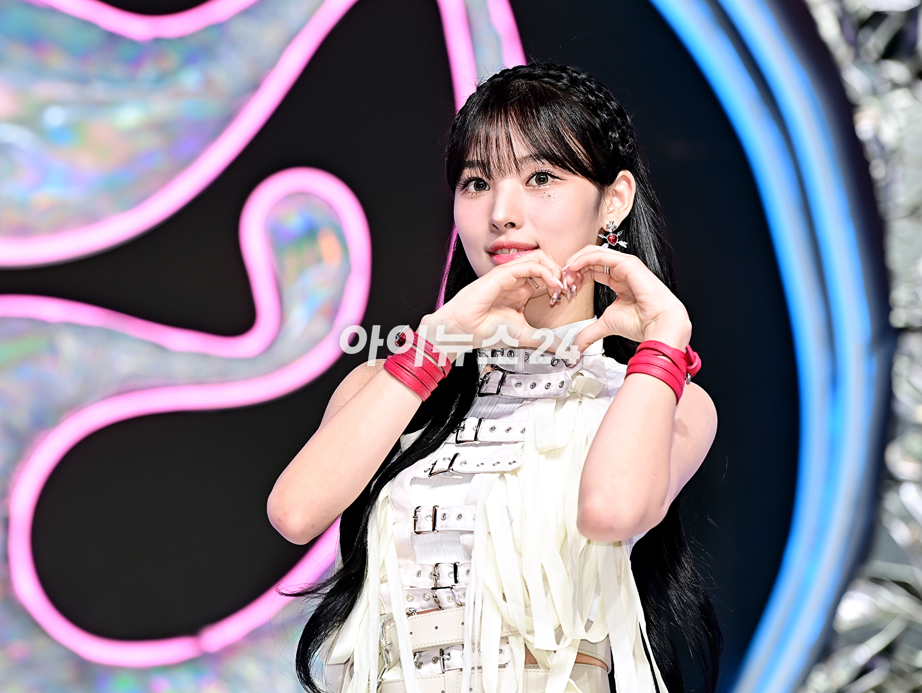 그룹 엔믹스 출신 지니(JINI)가 11일 오후 서울 서교동 메세나폴리스에서 진행된 첫 EP 앨범 '언 아이언 핸드 인 어 벨벳 글로브(An Iron Hand In A Velvet Glove)' 쇼케이스에서 무대를 선보이고 있다. [사진=곽영래 기자]