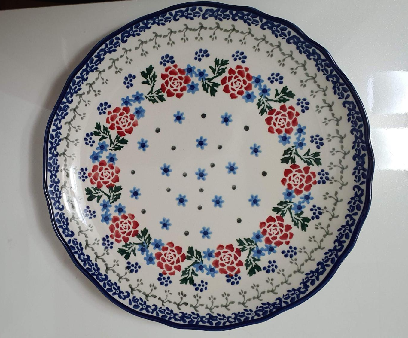 꽃모양의-패턴이-있는-접시