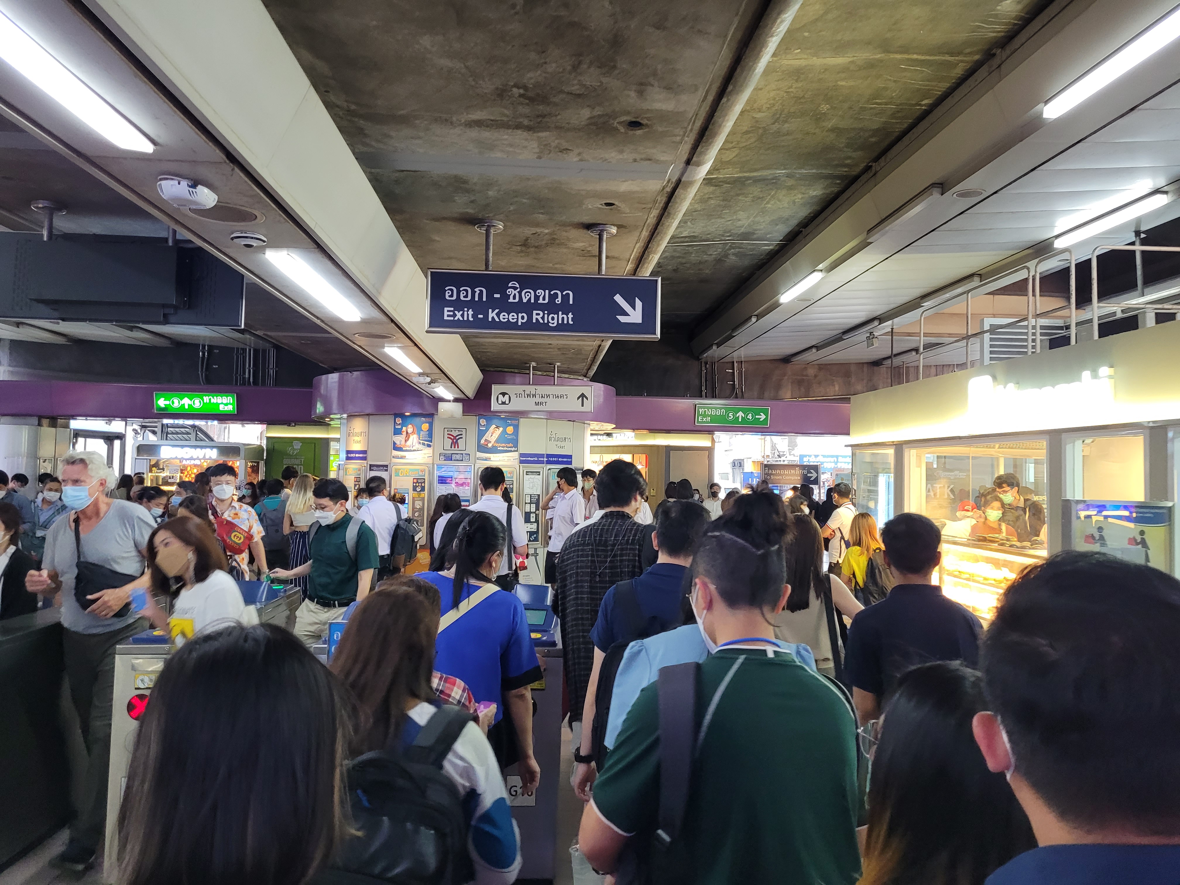 사판탁신역의 인파들