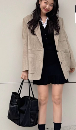 화이트셔츠, 블랙상하의, 베이지재킷, 블랙백 스타일링 (출처: pinterest.com)