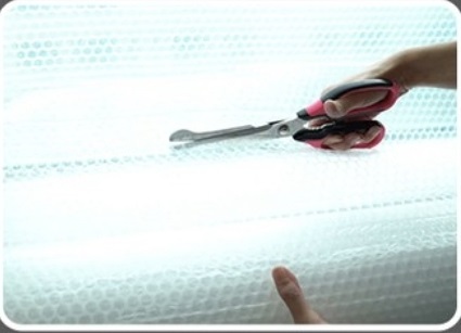 7. 가위로 남은 롤을 창문 길이에 맞게 컷팅해 줍니다.