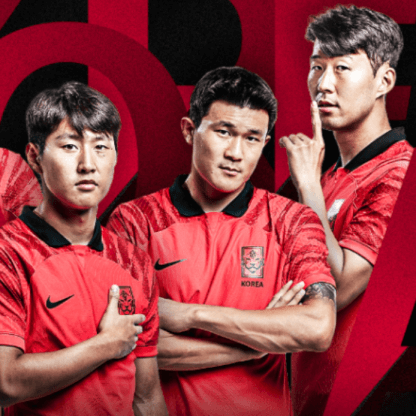 붉은 유니폼을 입고 앞을 바라보고 있는 손흥민 이강인