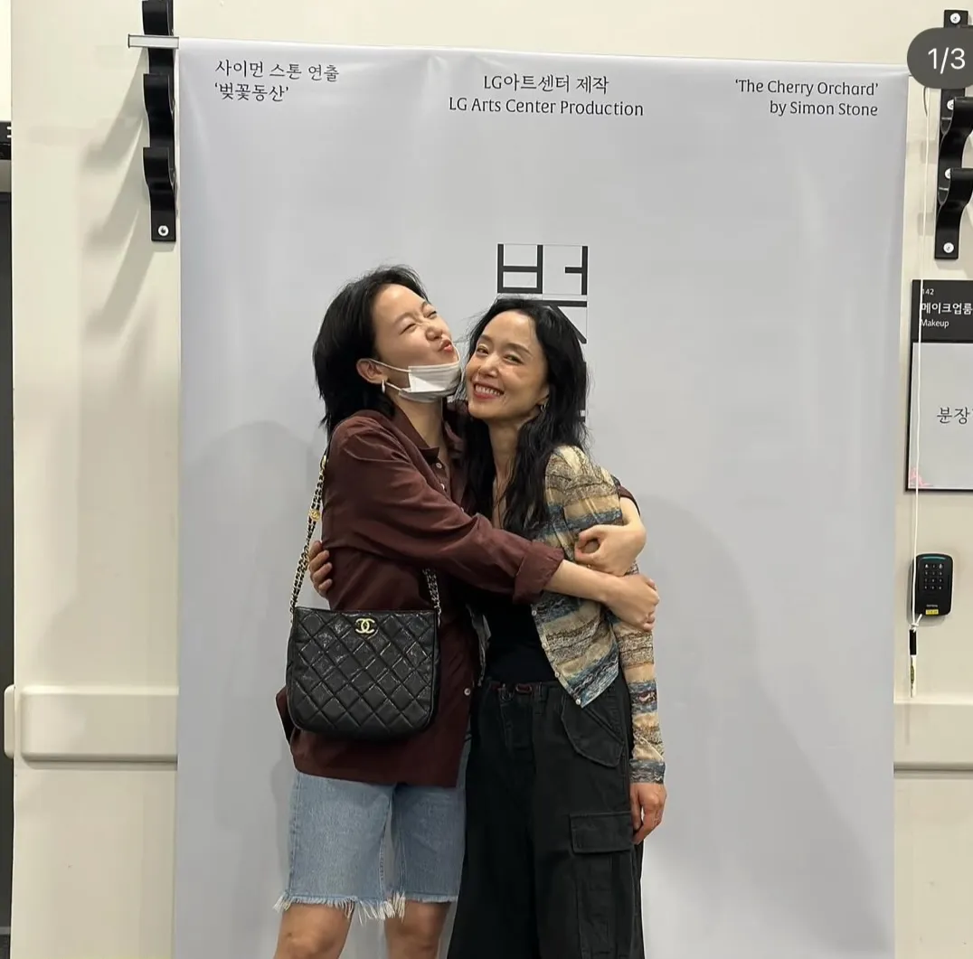 김고은&#44; 김고은 왓츠인마이백&#44; 왓츠 인 마이 백&#44; 김고은 가방&#44; 샤넬 22백&#44; 샤넬 앰버서더&#44; 김고은 패션&#44; 김고은 스타일&#44; 내추럴 시크&#44; 셀럽 스타일&#44; 여자 연예인 가방